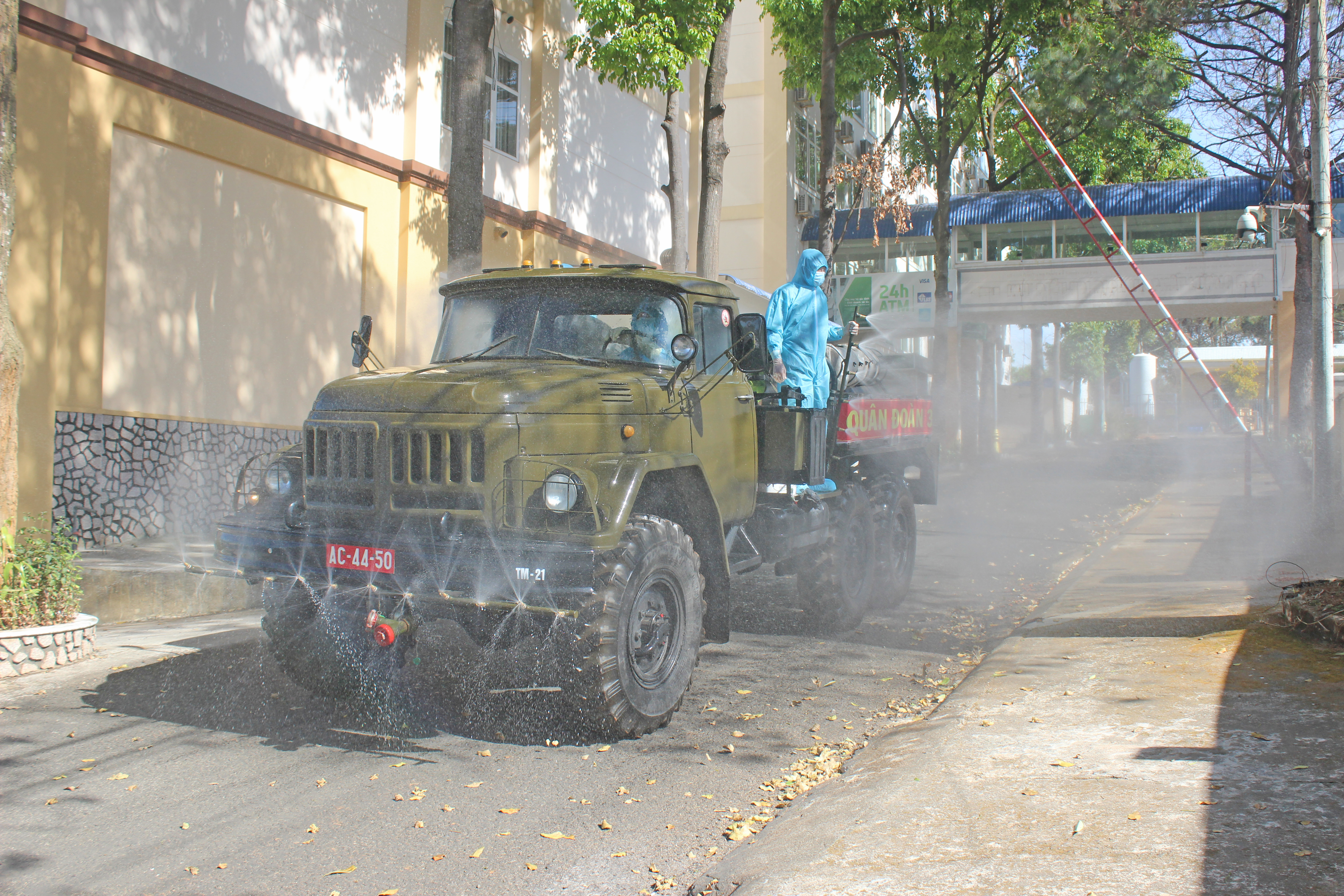 Quân đoàn 3 phun hoá chất khử khuẩn tại thành phố Pleiku